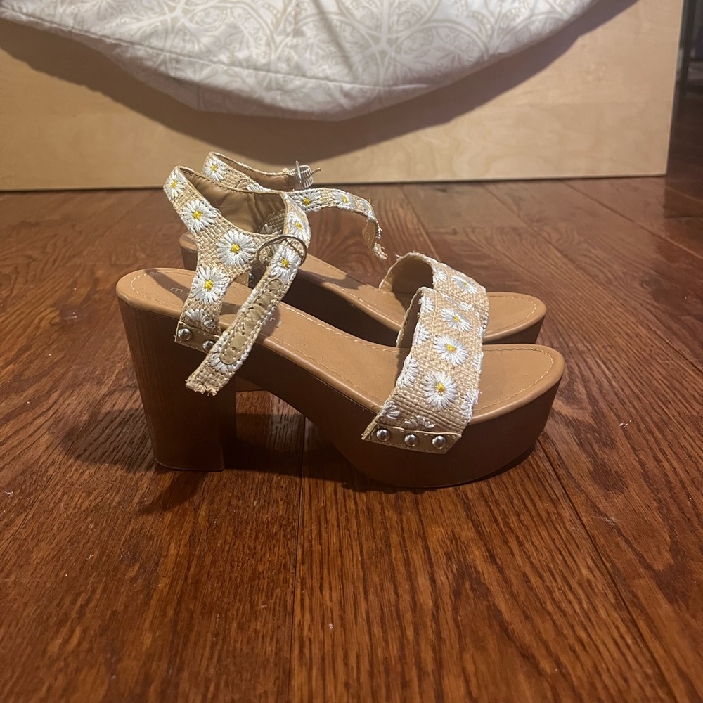 MADDEN GIRL platform embroidered flower summer heel